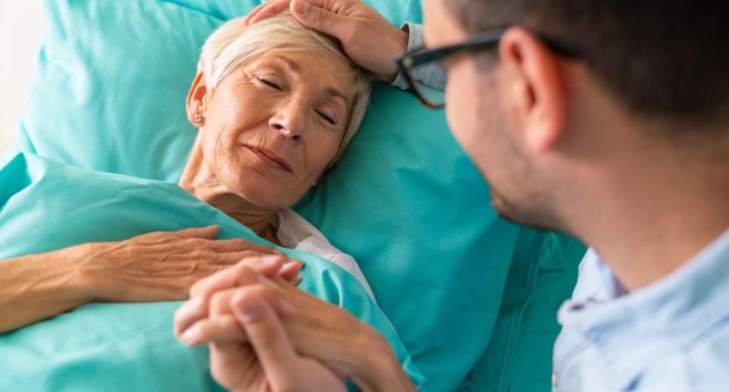 My estranged aunt is in hospice care â how should I say goodbye?